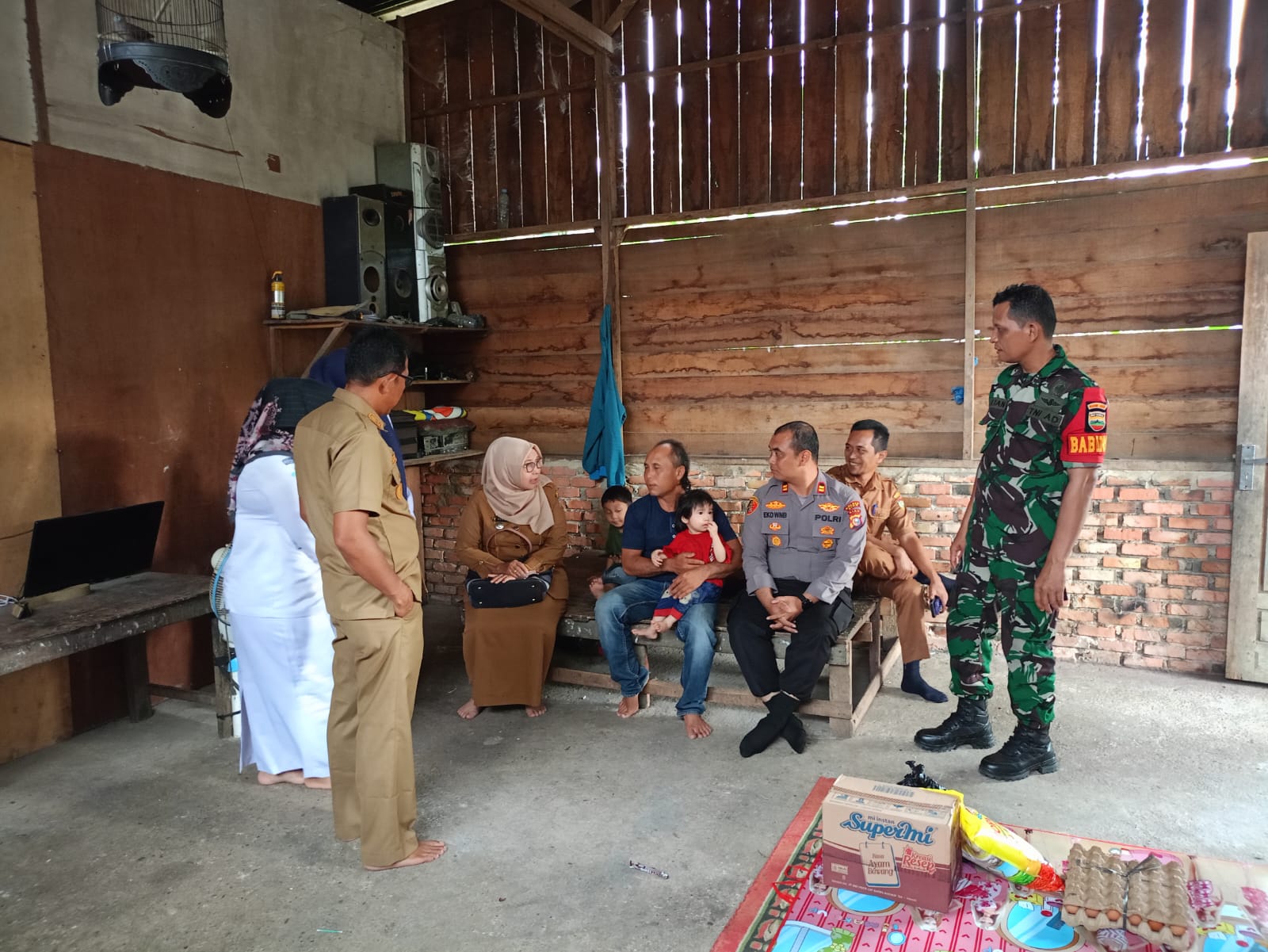 Wakili Danramil 01/Bkn Serka Wilian Bersama Forkopimcam Bangkinang Kota Salurkan Baksos 