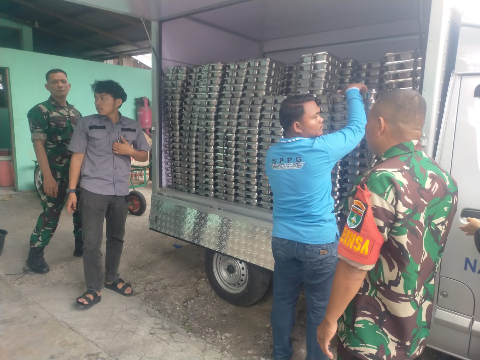 Babinsa Koramil 01/Bkn Dampingi Pendistribusian Perdana Makan Bergizi Gratis di Bangkinang Kota 