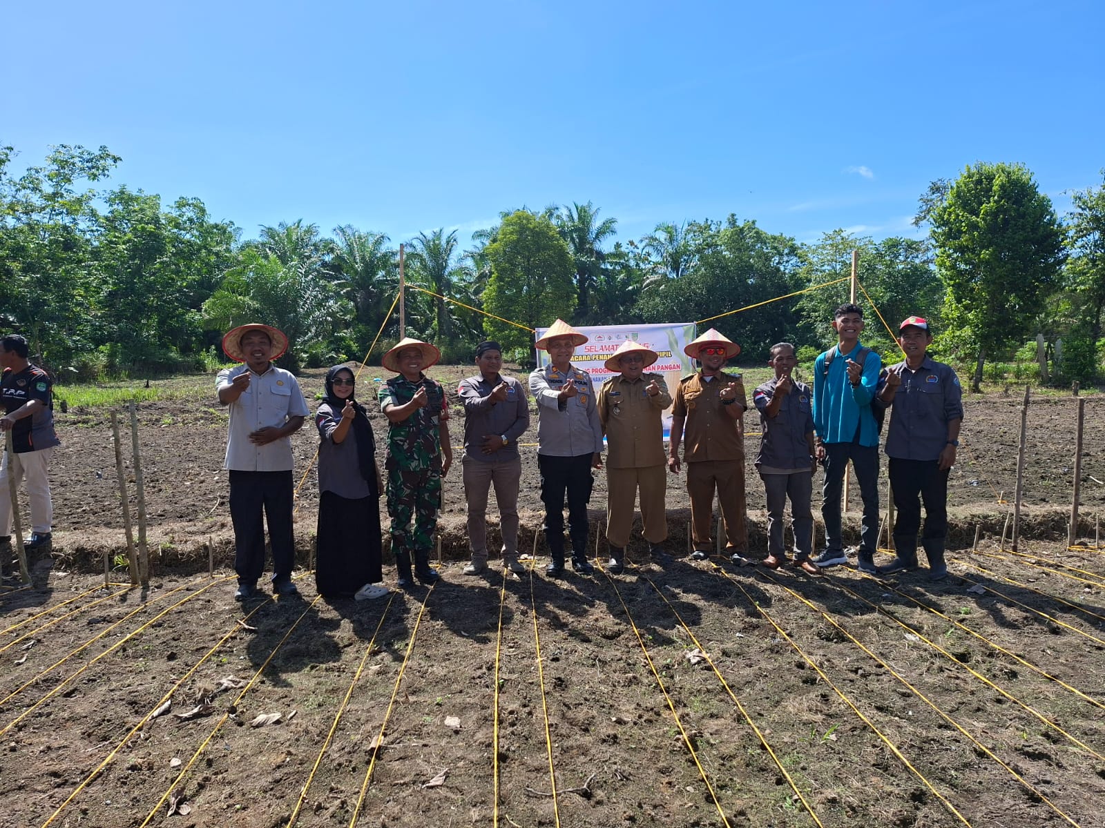 Danramil 13/ Rokan IV Koto Diwakili Babinsa Serda Akhmad Taufik Hidayah Kegiatan Penanaman Jagung