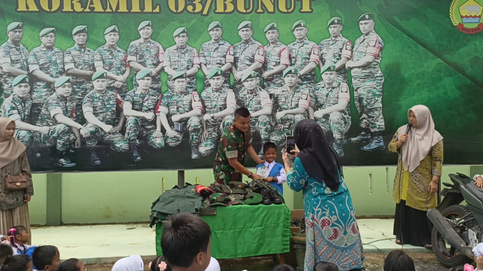 Babinsa Perkenalkan Profesi TNI dan Wawasan Kebangsaan Sejak Dini kepada Anak TK