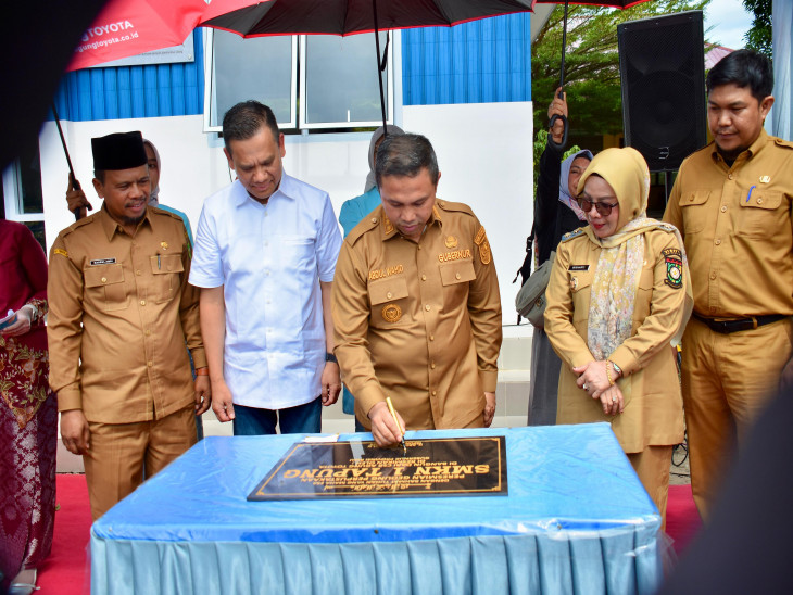 Bersama Gubernur Riau, Wakil Bupati Kampar Resmikan Perpustakaan Ramah Lingkungan di SMKN I 