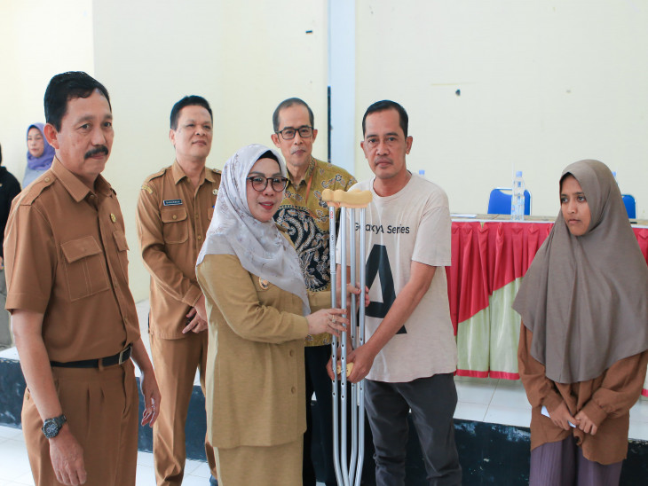 Wabup Kampar Serahkan Langsung Bantuan Atensi Bagi Penyandang Disabilitas