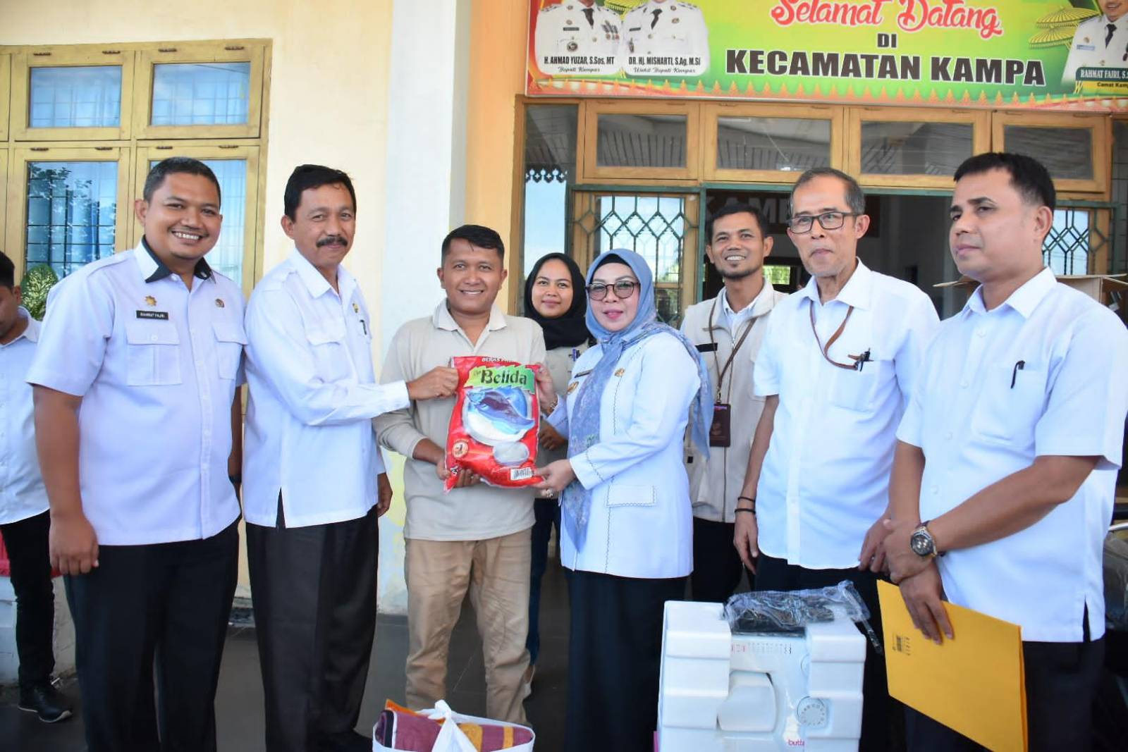 Bantu Masyarakat Wabup Kampar Serahkan Bantuan Kepada 47 Penyandang Disabilitas