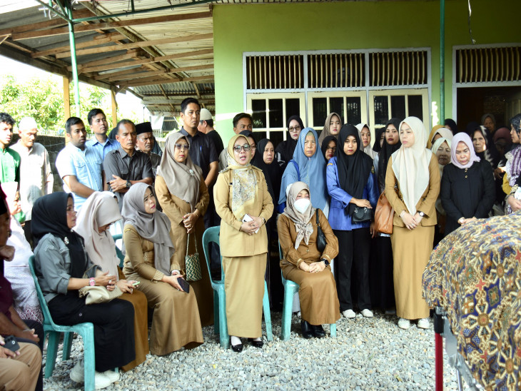Wakil Bupati Kampar dan Ketua TP-PKK Kampar Lepas Almarhumah Desmiati 