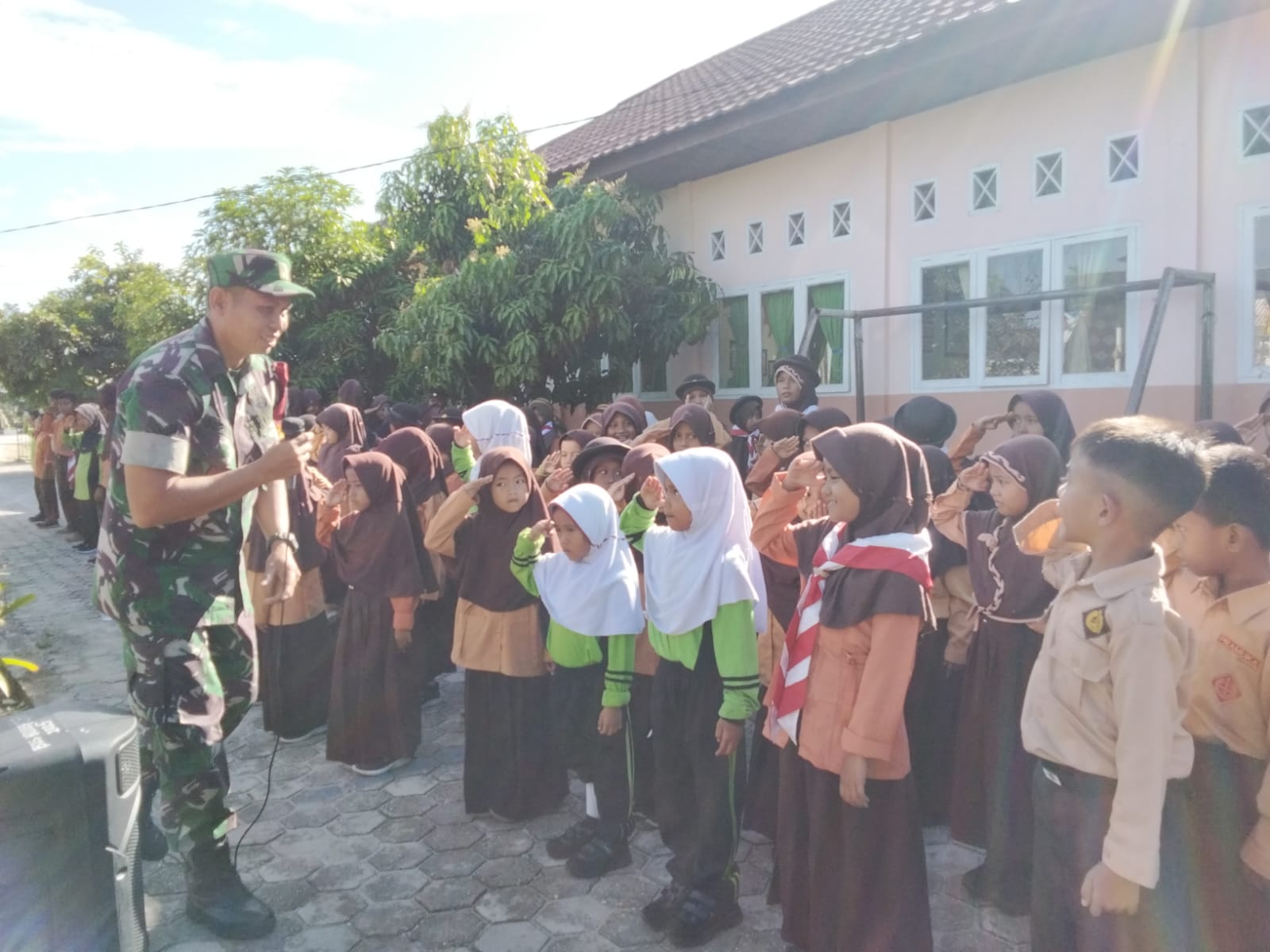 Babinsa Koramil 01/Bkn Ciptakan Disiplin Sejak Dini dan Berikan Materi PBB kepada Murid SD