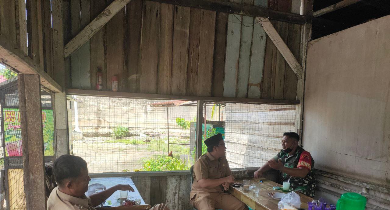Serda Jefrijal Babinsa Koramil 10 Kunto Darusalam Melaksanakan Komsos 