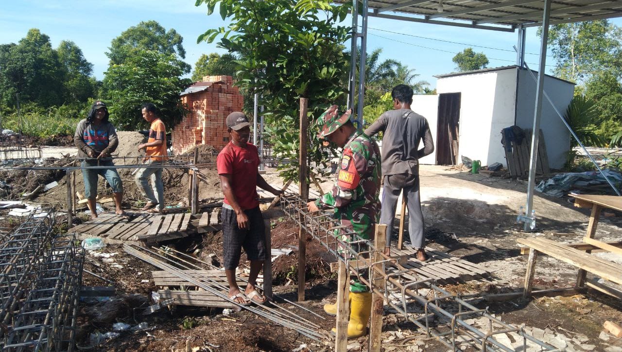 Babinsa Koramil 07/Kampar Serka Jumiono Tunjukkan Kepedulian, Bantu Rehab Rumah Warga