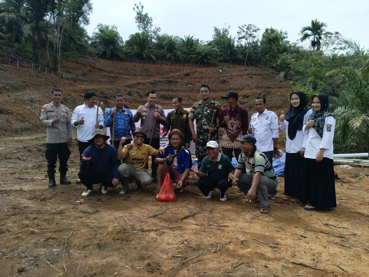 Bersama Pemdes dan Polsek, Babinsa Koptu Dedi Suprapto Tanam Bibit Jagung Pipil di Desa Lubuk Agung 