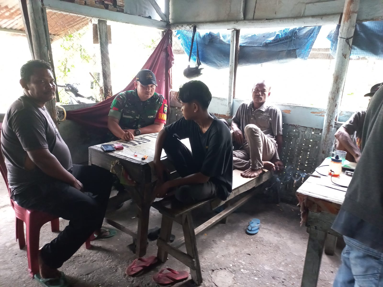 Jalin Silaturahmi, Babinsa Komsos Dengan Warga