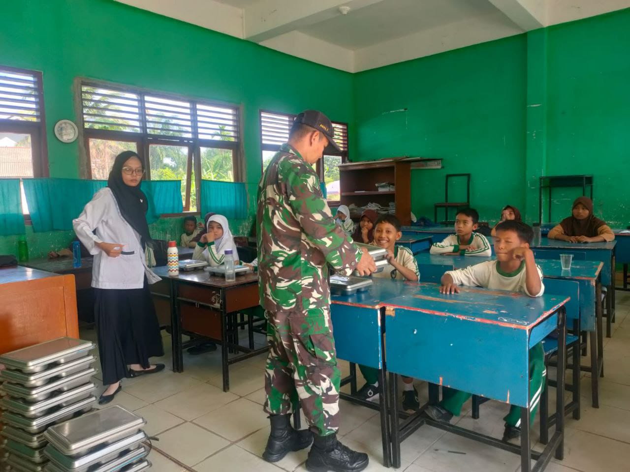 Dukung Kelancaran, Babinsa Koramil 16/Tapung Melaksanakan Pendampingan Pelaksanaan MBG