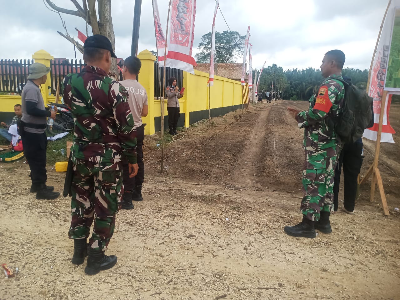 Babinsa Koramil 06 Siak Hulu Bersama   Kelompok Tani Tinjau Lahan Ketahanan Pangan