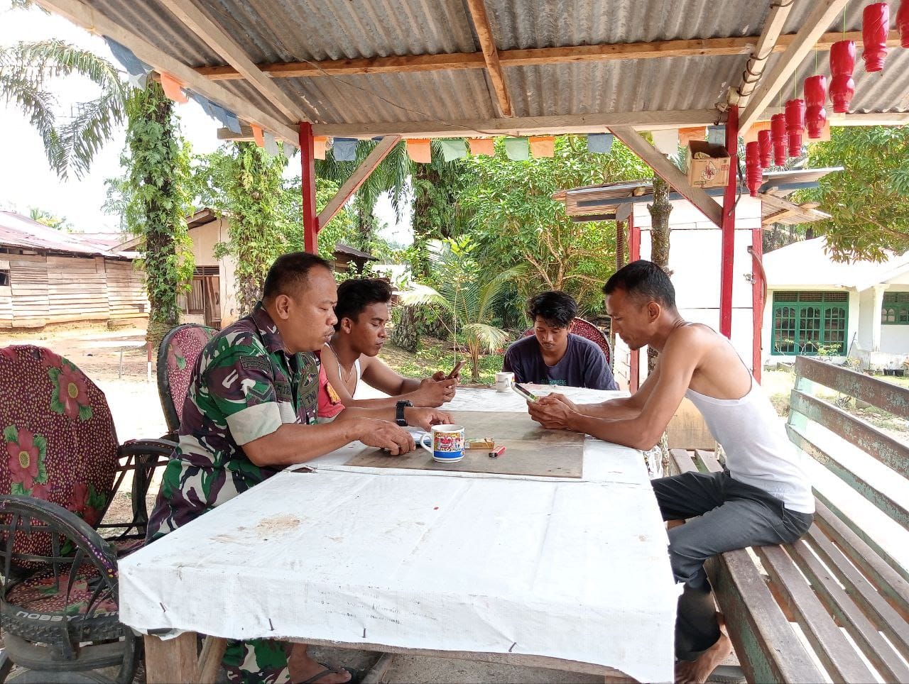 Babinsa Koramil 13/ Rokan Komsos Ingatkan Bahaya Narkoba dan Judol Kepada Generasi Muda