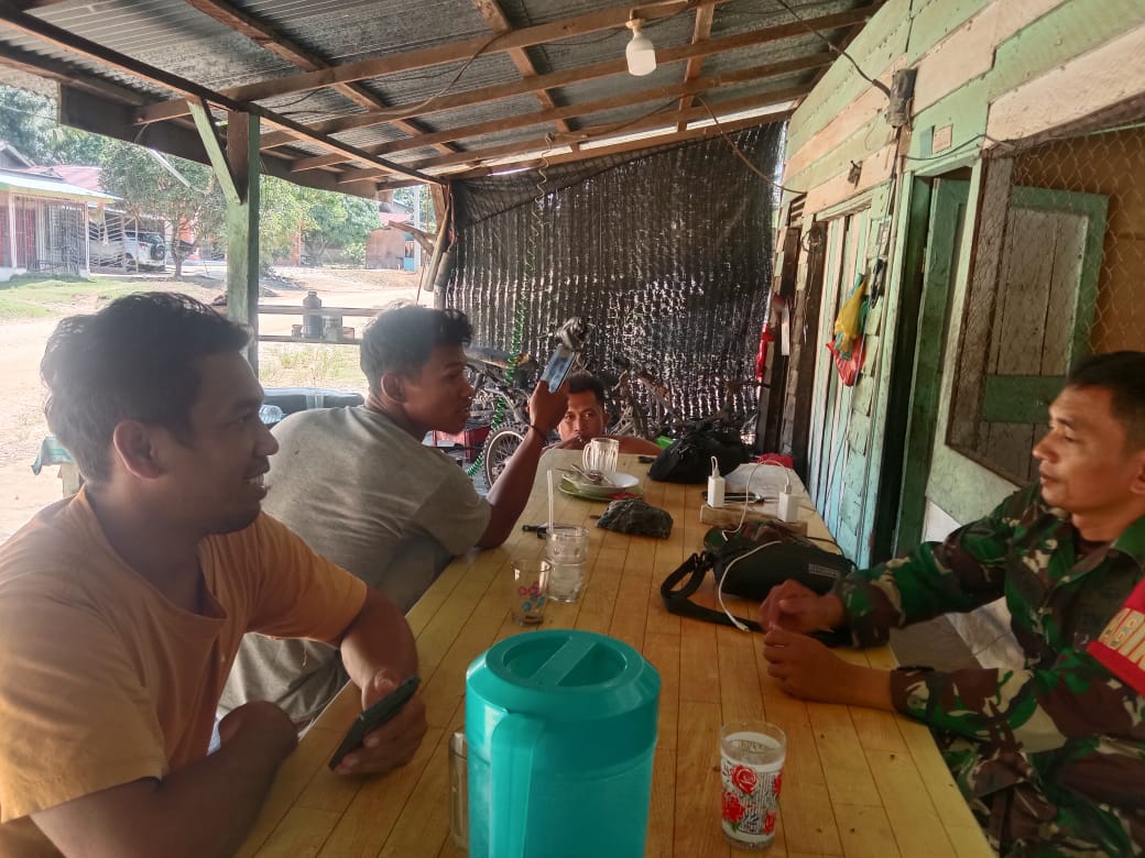 Tingkatkan Kerjasama Yang Baik, Babinsa Komsos Bersama Masyarakat di Desa Pekan Tebih