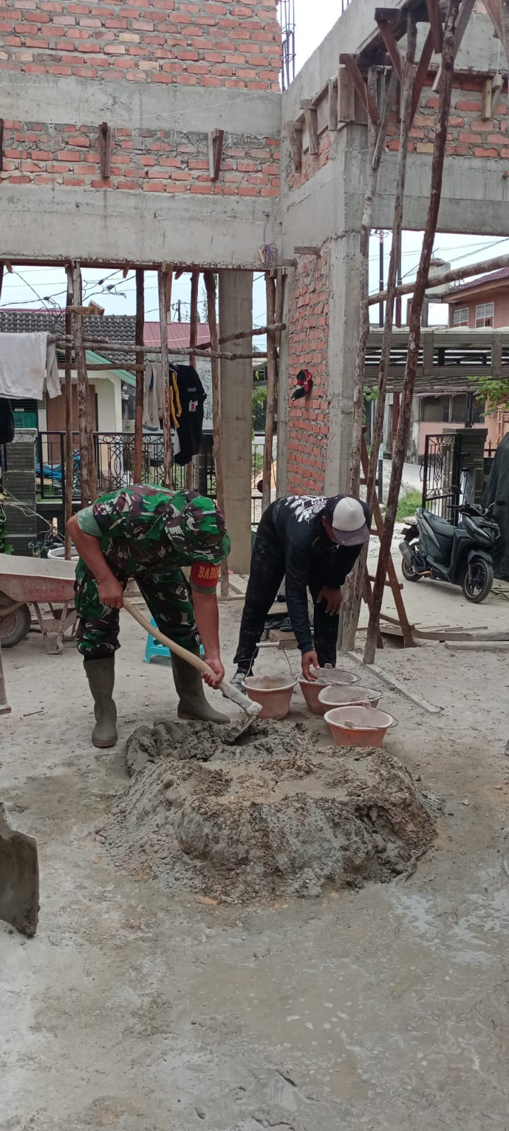 Terapkan 8 Wajib TNI, Babinsa Koramil 06 Siak Hulu Bantu Bangun Rumah Warga