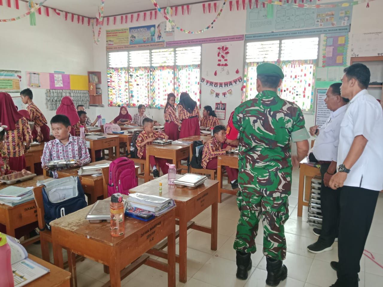 Babinsa Dampingi Penyaluran Makan Bergizi Gratis Di SDN 008 Pangkalan Kerinci