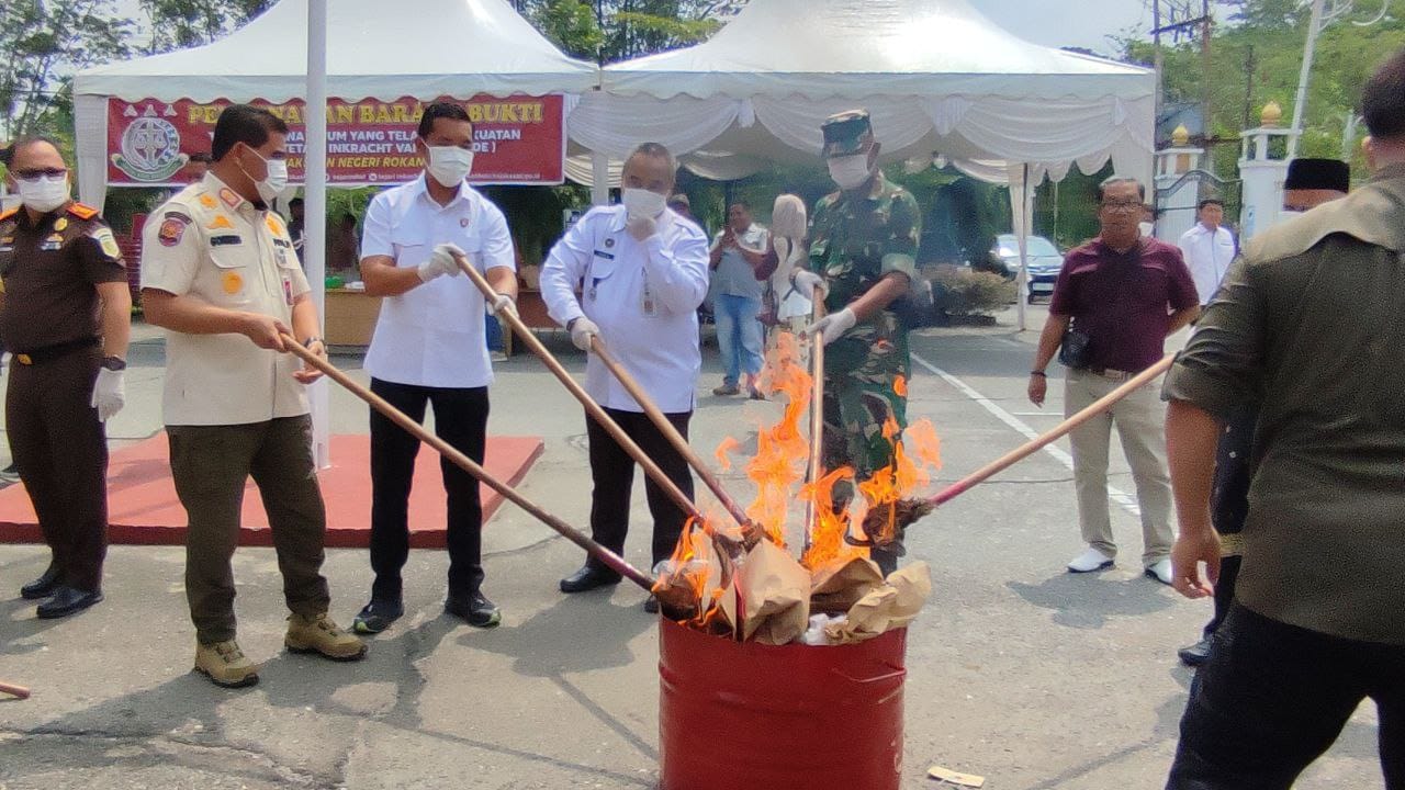 Bati Tuud Koramil 02 Rambah Hadiri Pemusnahan Barang Bukti di Kejari Rokan Hulu
