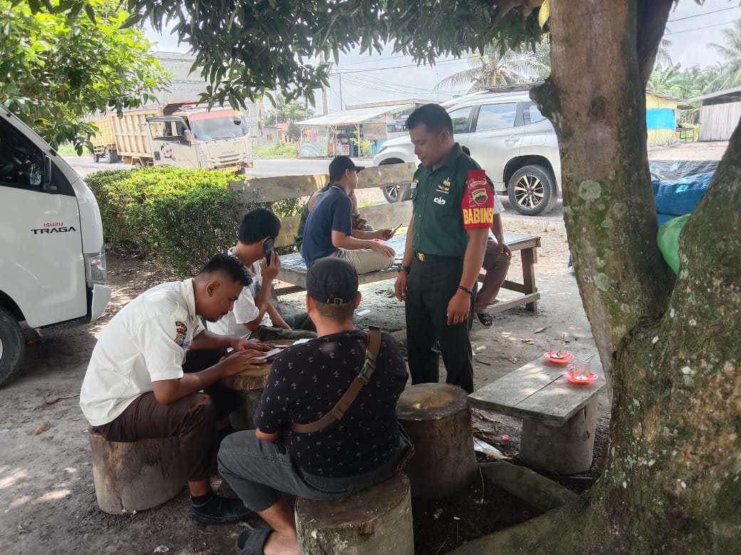 Babinsa Koramil 14 kepenuhan Komsos Dengan Mitra Karib, Jalin Kedekatan Dan Silaturahmi