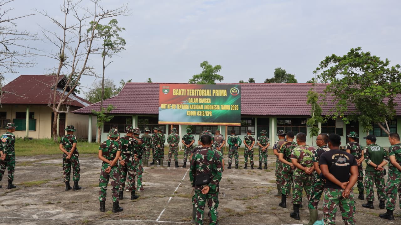 Kodim 0313/KPR Gelar Bakti Teritorial Prima, Bersihkan Lingkungan Sekolah Sambut HUT Ke 80 TNI