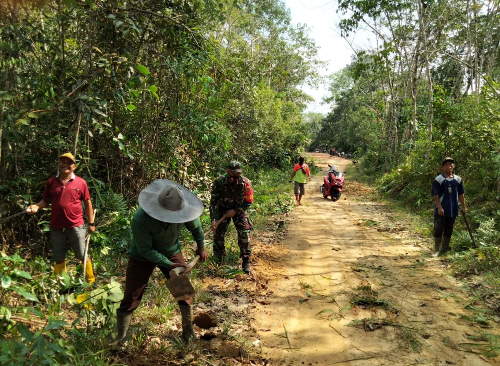 Babinsa Koramil 03/ Bunut Gelar Gotong Royong Bersama Warga di Desa Lubuk Raja