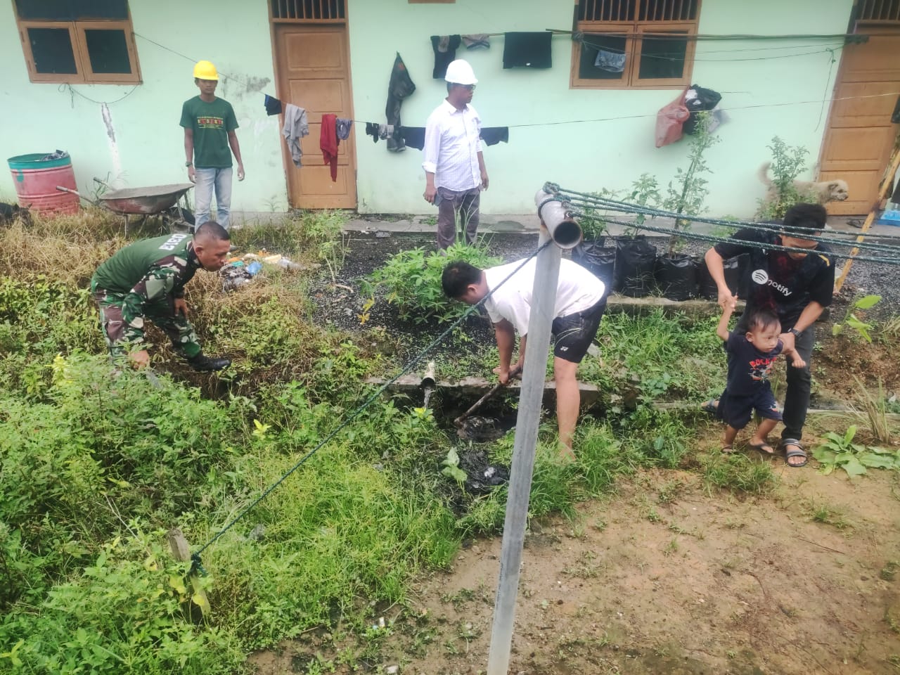 Babinsa Koramil 11/Tambusai Bantu Warga Bersihkan Drainase