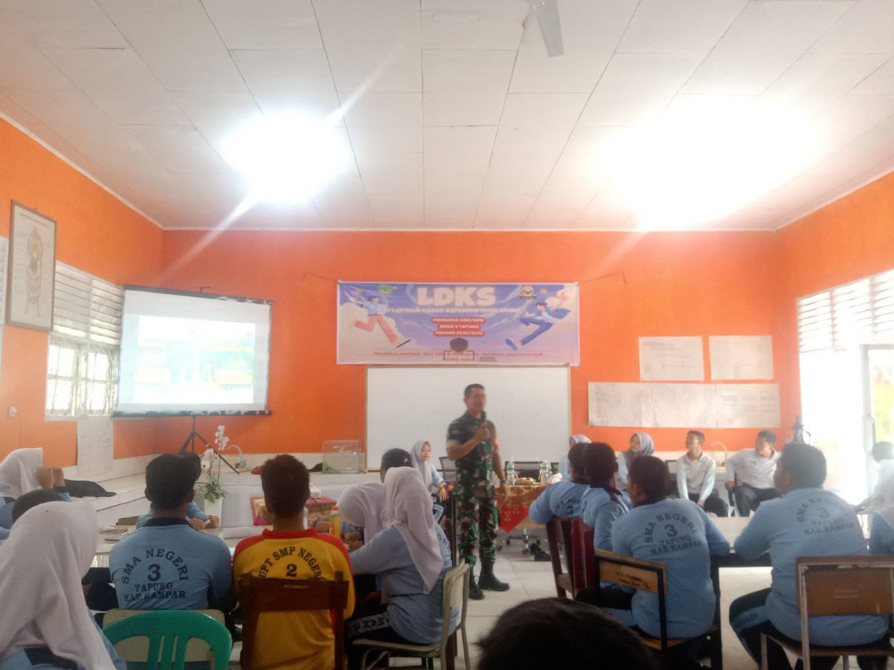 Tanamkan Jiwa Kepemimpinan, Babinsa Koramil 16/Tapung Beri Materi LDKS Kepada Siswa