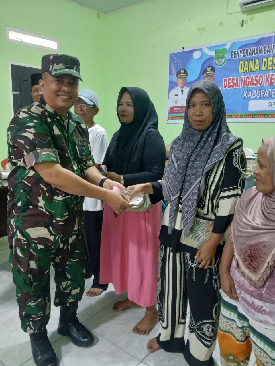 Peran Aktif Babinsa Dampingi Penyaluran BLT Dana Desa