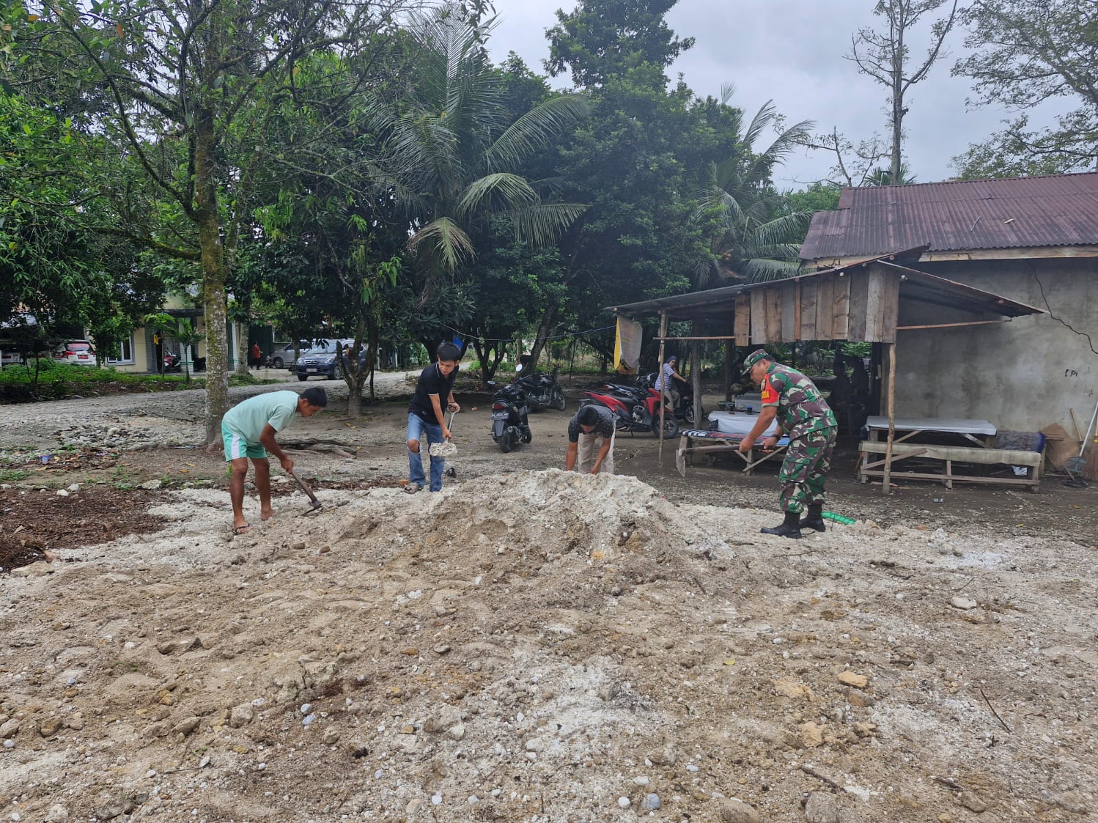 Peduli Masyarakat, Babinsa Koramil 07/Kampar Gotong Royong Bangun Mushollah
