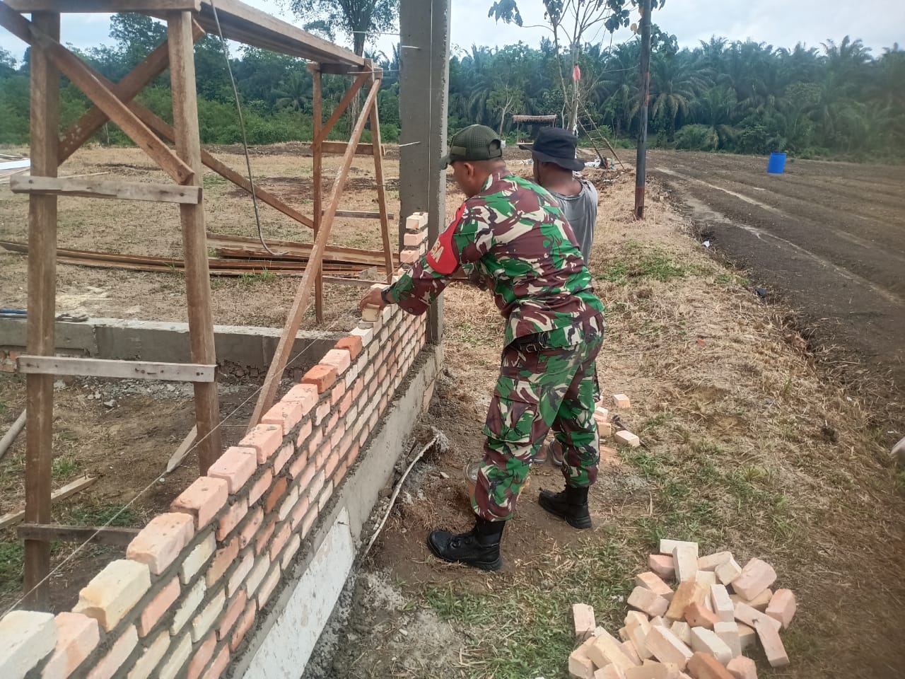 Tingkatkan  Semangat Gotong Royong, Babinsa Koramil 06 Siak Hulu Bantu Bangun Rumah Warga