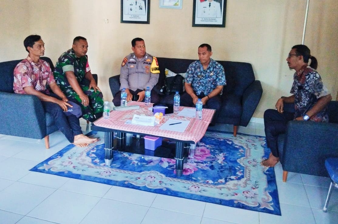 Melaksanakan Komsos, Babinsa Koramil 02 Rambah Kodim 0313/KPR bersama Bhabinkamtibmas Temui Warga