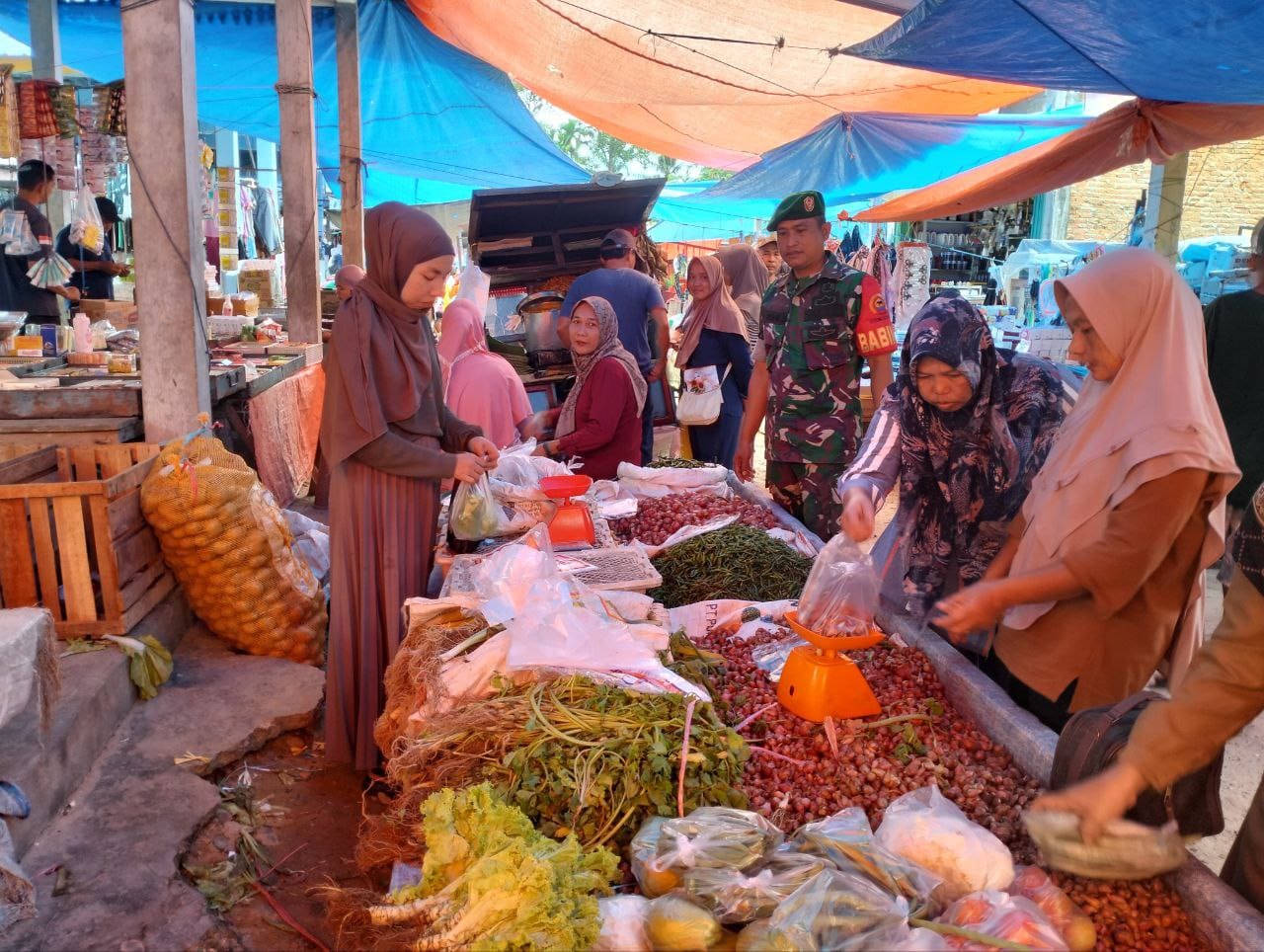 Cek Harga Sembako, Babinsa Koramil 13/ Rokan Patroli di Pasar Tradisional