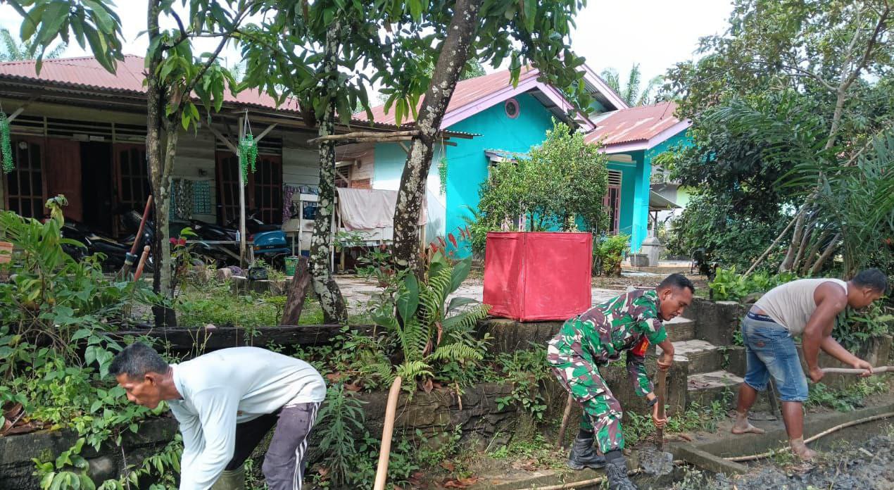 Babinsa Koramil 10 Kunto Darussalam Kodim 0313/KPR Goro Bersama Warga 