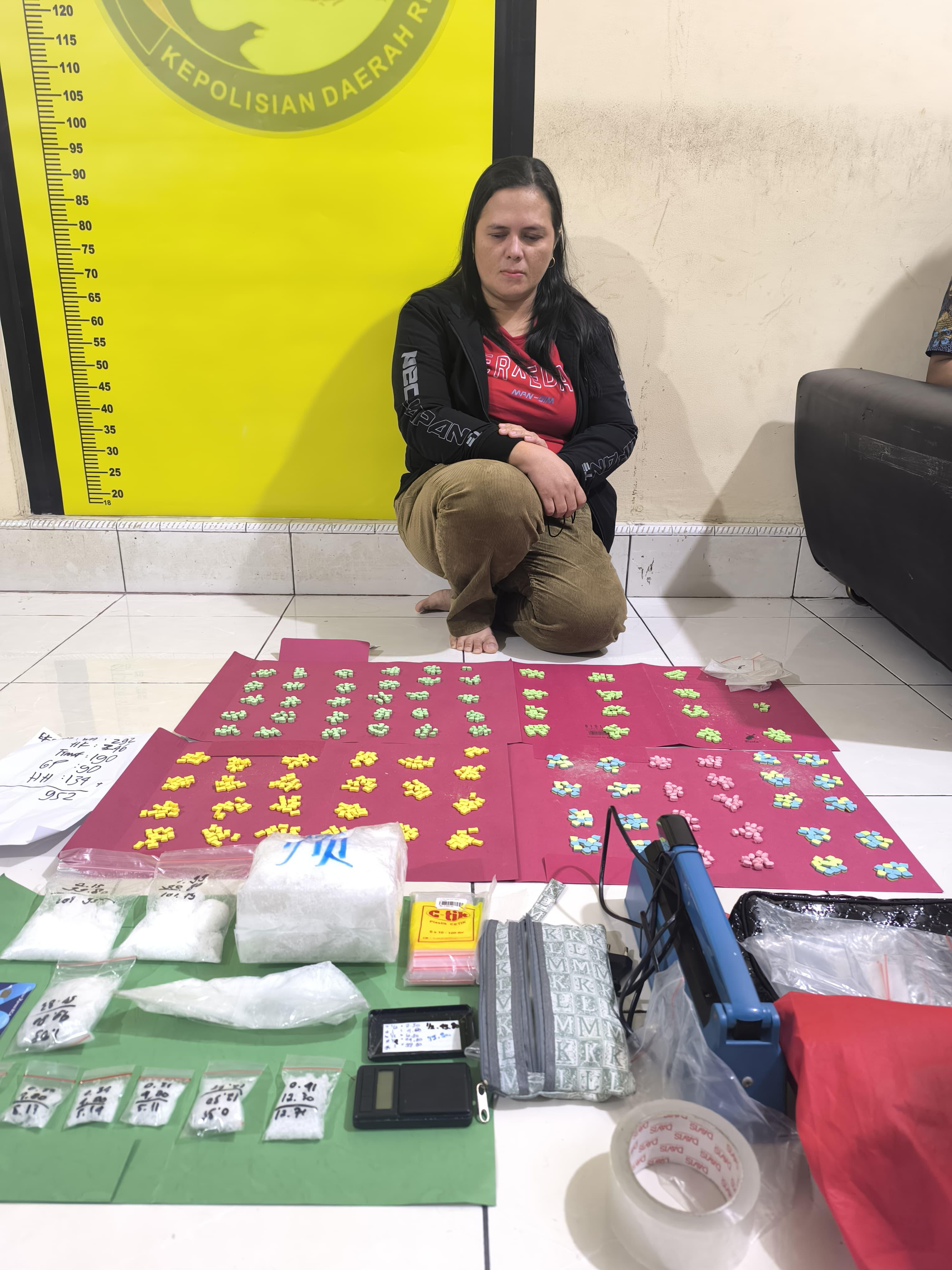 Polda Riau Tangkap Tiga Kurir Narkoba, 923 Ekstasi dan 1,3 Kg Sabu Gagal Edar di Pekanbaru