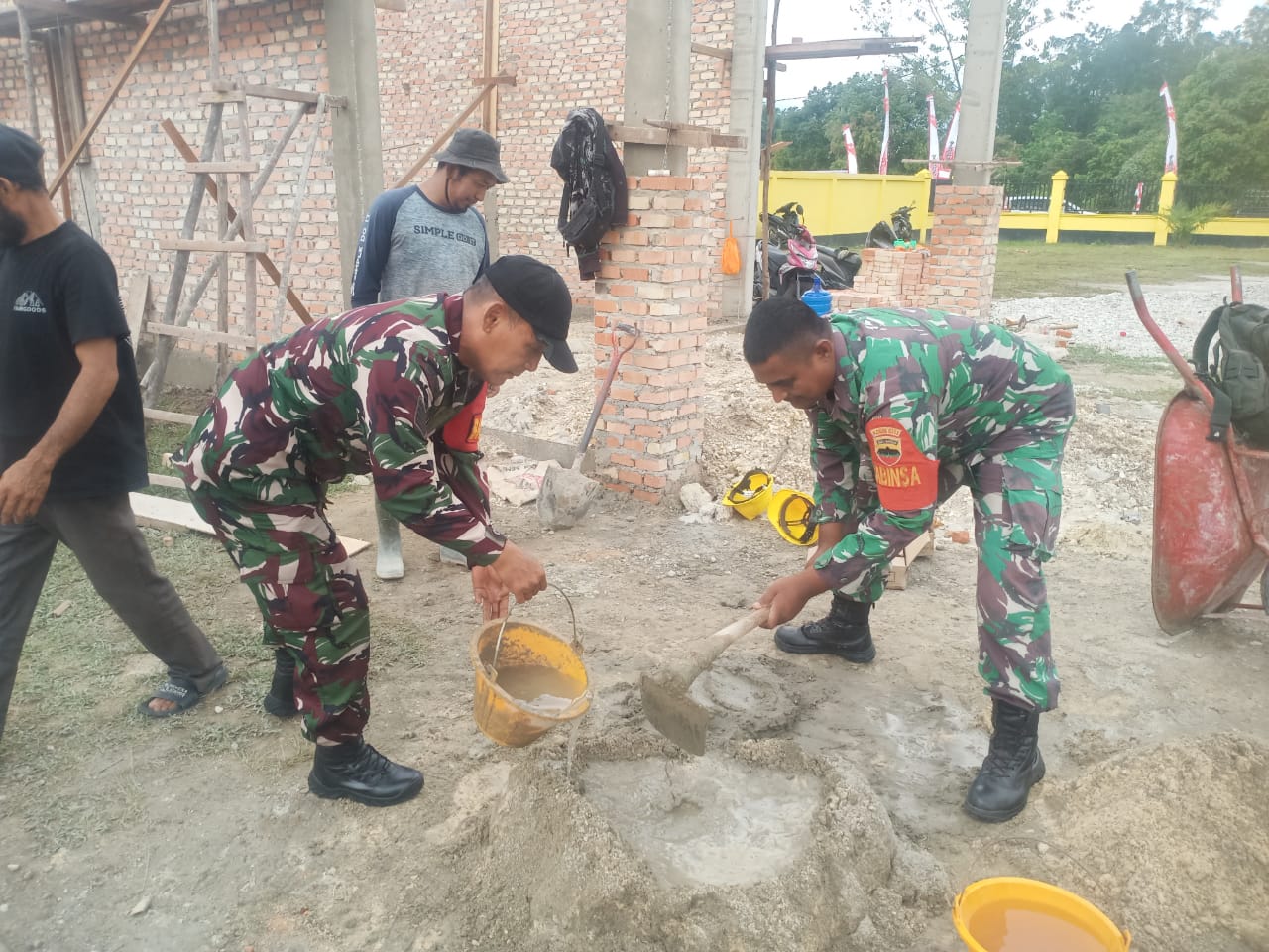 Babinsa Hadir Sebagai Sahabat Rakyat, Bantu Warga Bangun Rumah