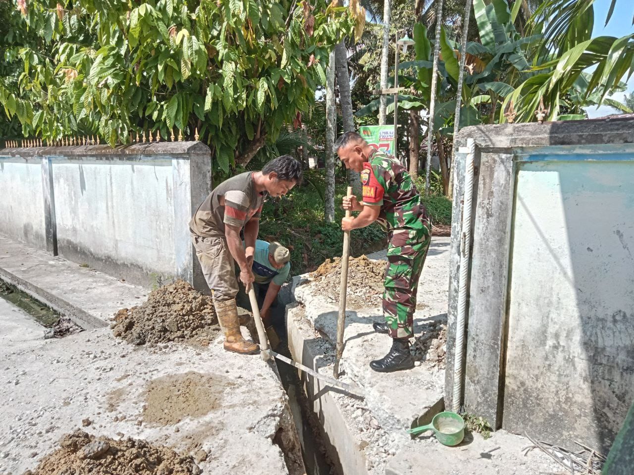 Babinsa Koramil 07/ Kampar Sertu Mulawarman Goro Dengan Warga Bangun Gapura