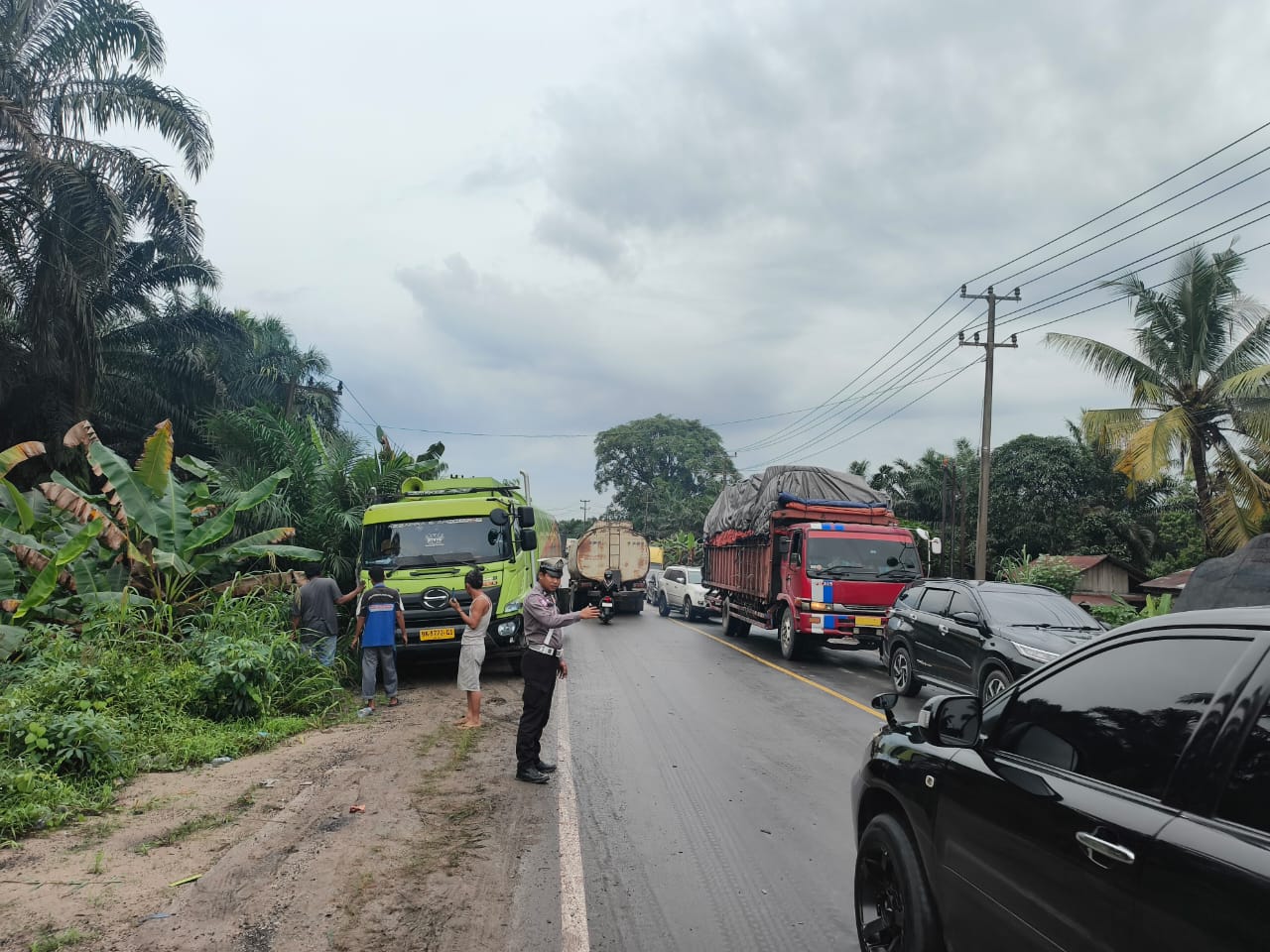 Tim Raicet Satlantas Polres Pelalawan Bergerak Cepat Atasi Kemacetan Akibat Laka Lantas di Jalintim 