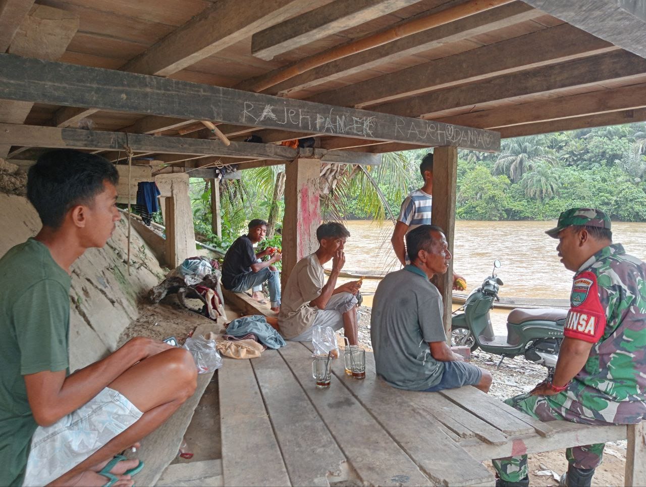 Babinsa Ingatkan Warga Desa Rokan Koto Ruang Agar Tidak Buang Sampah ke Sungai