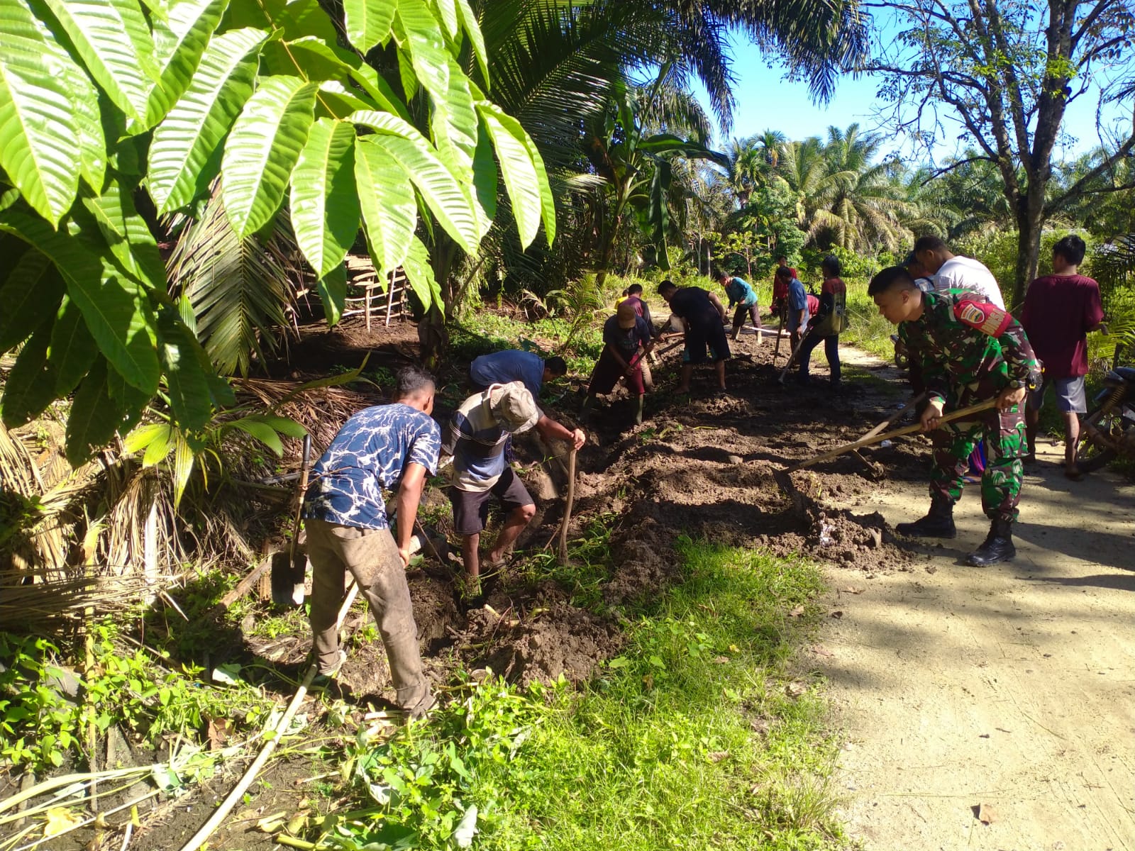 Babinsa Koramil 07/Kampar Kodim 0313/KPR Bersama Warga Gotong Royong Bangun Irigasi Untuk Sawah