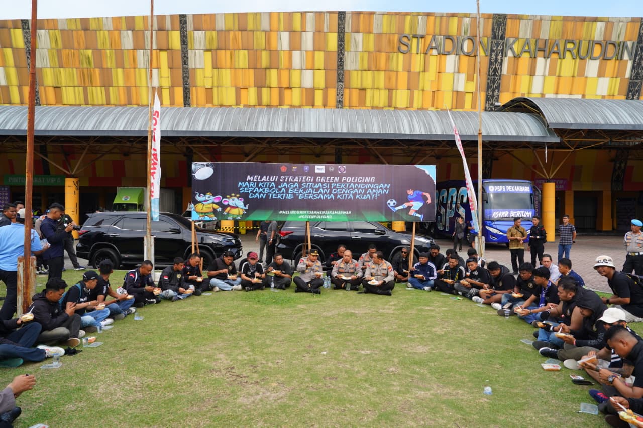 Kapolda Riau Ajak Doa dan Makan Bersama Suporter PSPS Pekanbaru di Stadion Kaharuddin Nasution