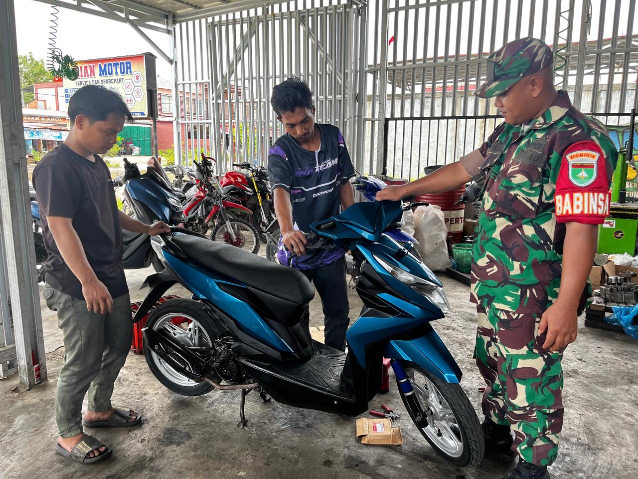 Ciptakan Situasi Aman Dan Kondusif, Babinsa Patroli Di Seputaran Wilayah Atau Desa Binaan