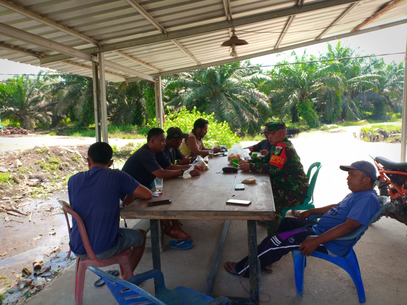 Danpos Koramil 03/Bunut Laksanakan Komsos Di Desa Binaan, Serta Jaga Kebersamaan dengan Masyarakat