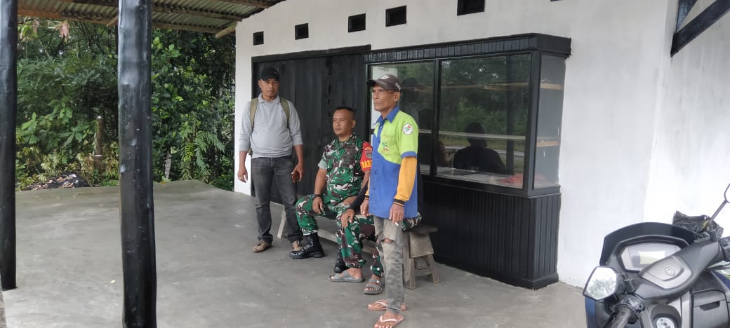 Babinda Sertu Purwanto Lakukan Komsos dengan Masyarakat Kelurahan Batu Bersurat