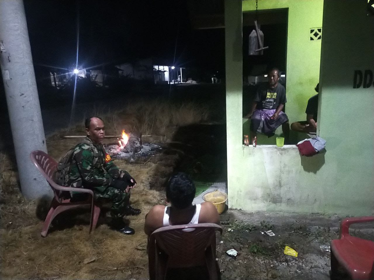 Wujudkan Suasana Kondusif, Babinsa 16/Tapung Laksanakan Patroli Malam Pantau Pos Siskamling 