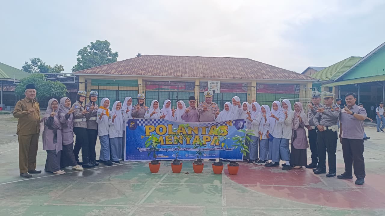 Ditlantas Polda Riau Ajak Siswa SMK  Tertib Berlalu Lintas dan Cinta Lingkungan