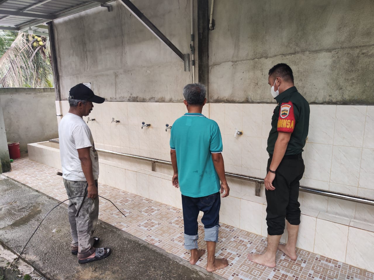 Sertu Harpani, Babinsa Koramil 07/Kampar Goro Bersihkan Perkarangangan Masjid