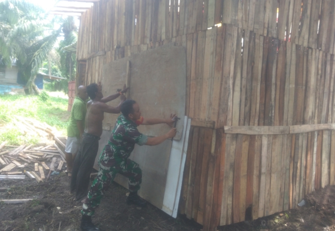 Ciptakan Sinergi TNI Bersama Rakyat, Babinsa Desa Rumbio Bantu Bangun Rumah Warga
