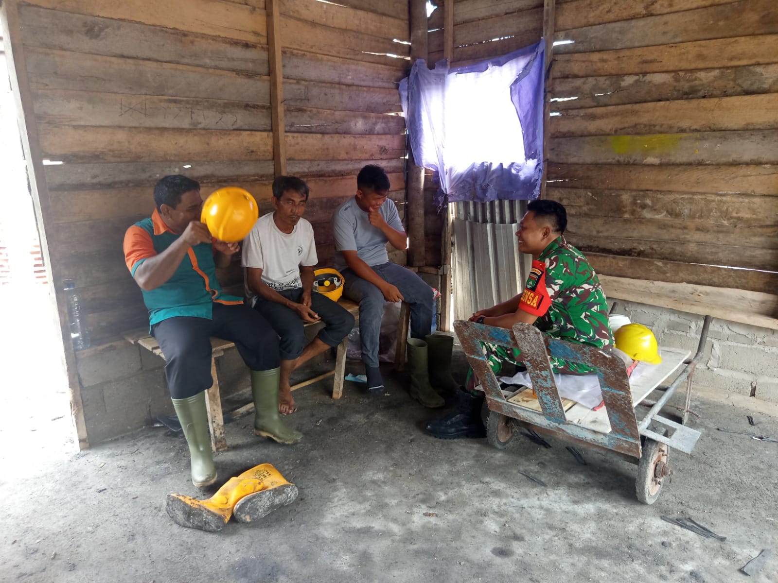 Jaga Hubungan Baik, Babinsa Melaksanakan Komsos Dengan Mitra Karid