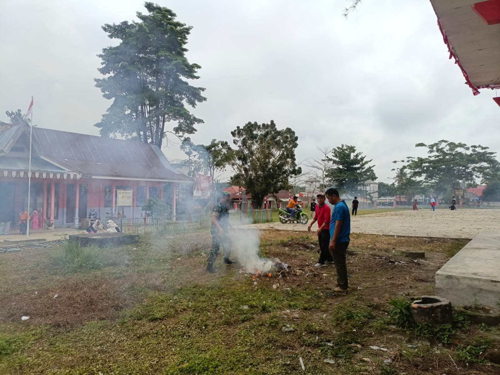Babinsa dan Warga Gelar Gotong Royong Bersihkan Lingkungan Lapangan Upacara