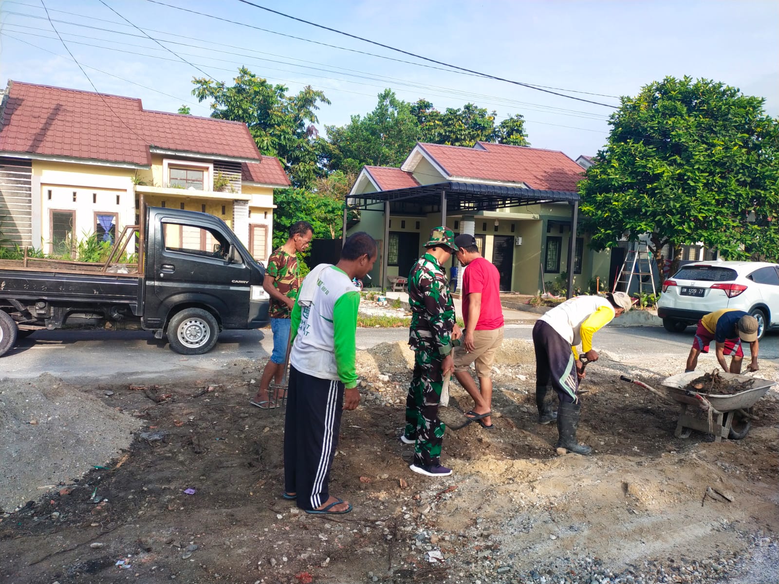 Babinsa Koramil 07/Kampar  Serda Karnovan Dianto Gotong-Royong Bantu Warga Cor Jalan