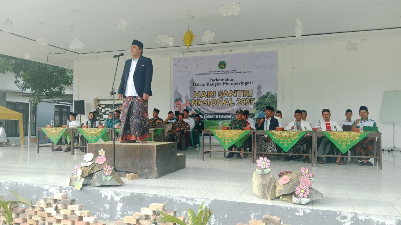 Dalam Rangka Hari Santri, Babinsa Koramil 16/Tapung Hadiri Upacara HUT Santri