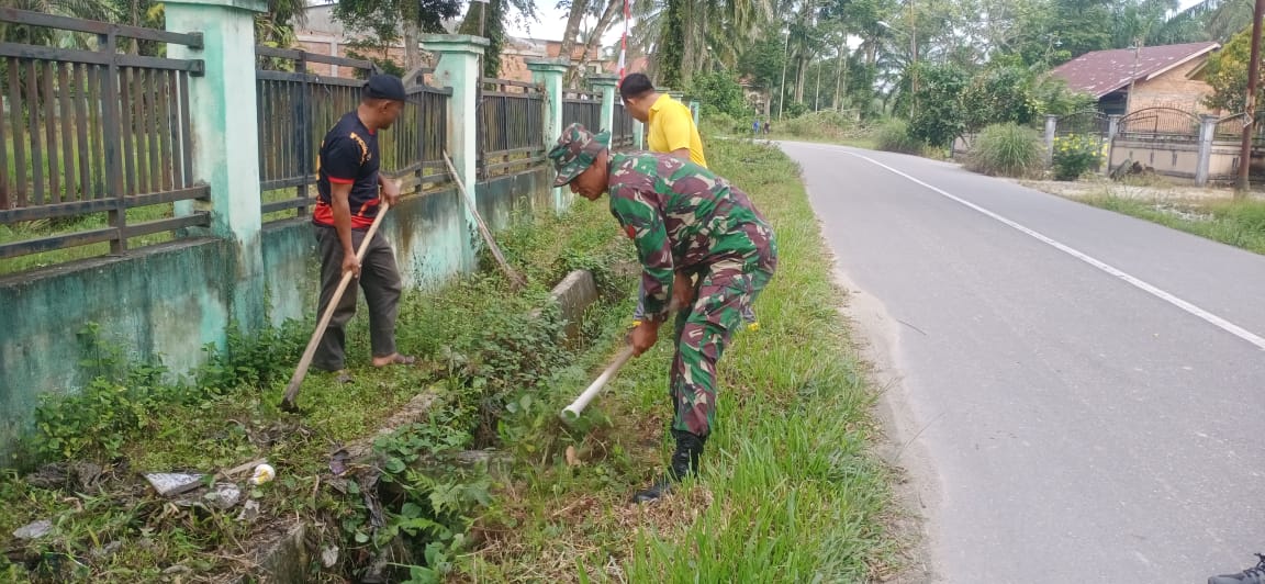 Babinsa Koramil 07/Kampar Bersama Warga Desa Teratak Bersihkan Parit Cegah Banjir dan DBD